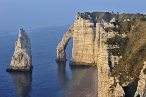 L'Aiguille and the Porte D'Aval, a natural arch in the chalk cliffs at Etretat, Côte d'Albâtre,