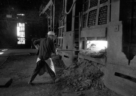 The work of the steelworkers, like here on 31 August 1971 at the Mannesmann-Huettenwerke in