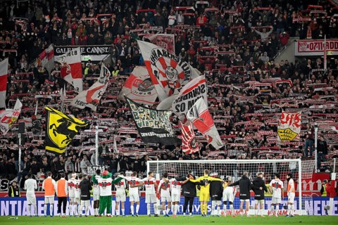 VfB Stuttgart players celebrate, Cannstatter Kurve, fan block, fans, fan block, flags, mood,
