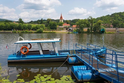 Ferry on the Elbe and view of Velké Žernoseky, Velke Zernoseky, Greater Chernosek, Litomerice,