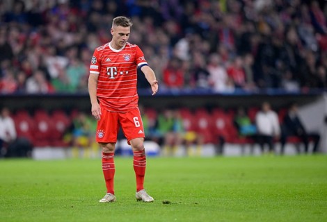 Joshua Kimmich FC Bayern Munich FCB (06) rants about hole in turf, Allianz Arena, Munich, Bavaria,