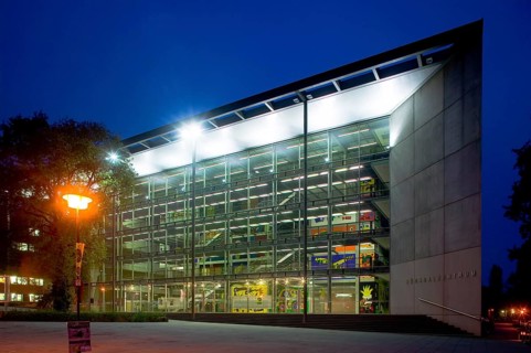 The new lecture hall centre at the Technical University of Dresden (1998) is exceptionally