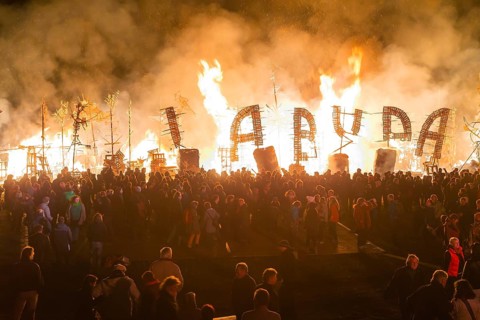 Grand finale of the travelling theatre festival on the Elbe meadows