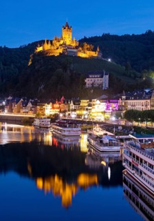 Town view of Cochem on the Moselle with Reichsburg Castle in the evening, Rhineland-Palatinate,