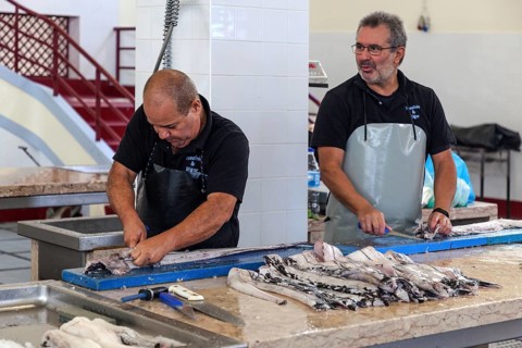 Black scabbardfish (Aphanopus carbo) being filleted, fish hall, fish market, market hall Mercado