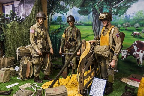 Uniforms and weapons of American airborne soldiers at the Musée Mémorial d'Omaha Beach, WW2 museum