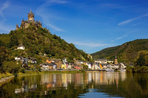 Town view of Cochem on the Moselle with Reichsburg Castle, Rhineland-Palatinate, Germany, Europe
