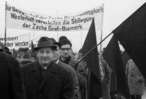 With black flags, miners of the Bismarck colliery and their relatives demonstrated against the
