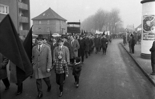 With black flags, miners of the Bismarck colliery and their relatives demonstrated against the