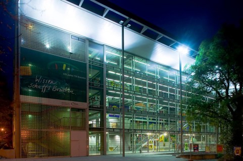 The new lecture hall centre at the Technical University of Dresden (1998) is exceptionally