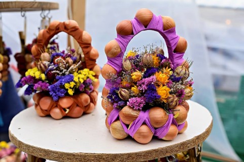 Market stall with onion plaits, traditional harvest jewellery, onion market, Bern, Canton of Bern,