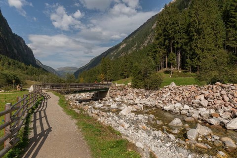 Wooden bridge, hiking trail along the Stillup stream, hiker, Stilluptal, Stillupgrund, Mayrhofen,