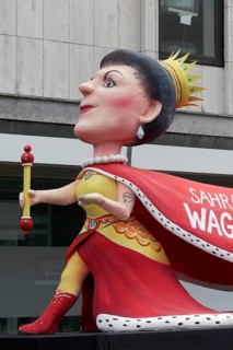 Party founder Sahra Wagenknecht as queen, drag carrier Thomas Geisel, papier-mâché figures,