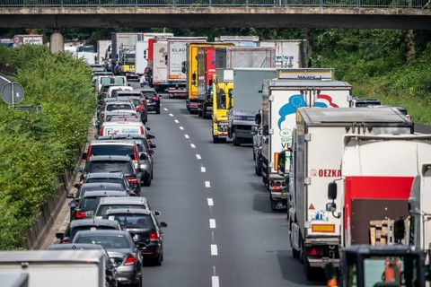 Traffic jam on the A40 motorway, near Mülheim-Winkhausen, in the direction of Duisburg, after an