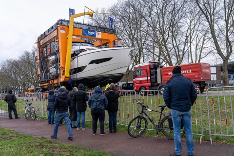 Craning the €6.3 million Sunseeker 88Y motor yacht, weighing 82 tonnes, in preparation for the