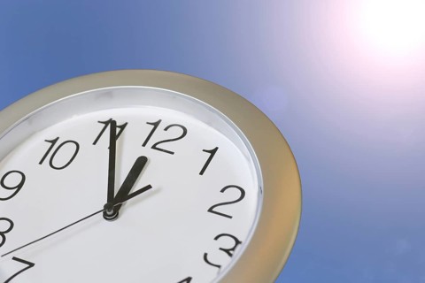 Climate change symbol: clock shows five to twelve
