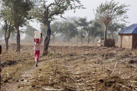 Girl carrying a heavy bucket of water on her head, Maraban Dare, 07/02/2024