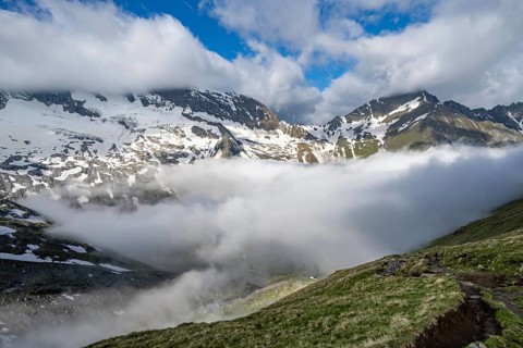 Mountain panorama with high fog in the valley, summit Hochfeiler and Hochsteller with clouds,