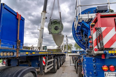 Preparation for the transport of a 68 metre long blade, a wind turbine, with a self-propelled