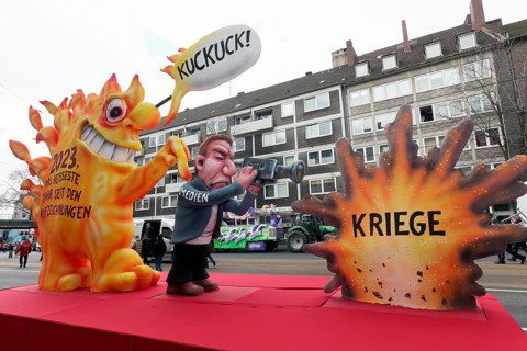 Climate change needs more media attention than wars, political float by Jacques Tilly,