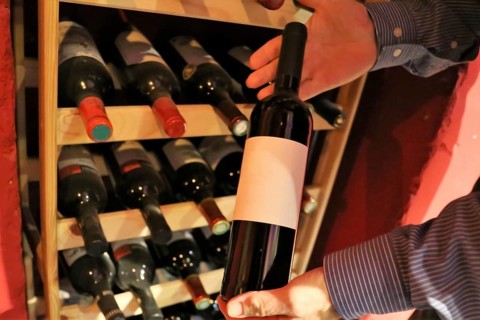 Symbolic image: Sommelier presents a bottle of red wine