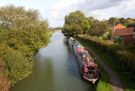 Narrow boats on Kennet and Avon canal, Great Bedwyn, Wiltshire, England, UK