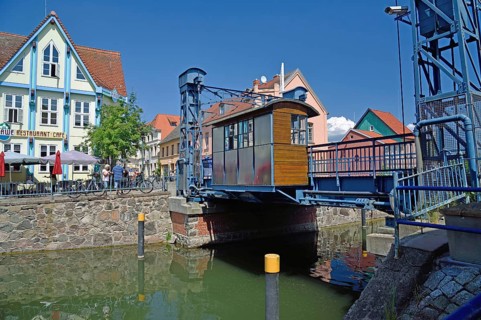 Europe, Germany, Mecklenburg-Western Pomerania, Plau am See, Lake Plau, Elde-Müritz waterway, lift