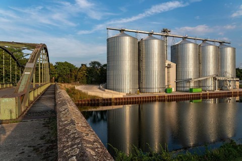 Silo plant, storage silo for grain and rape, of the Raiffeisen-Landbund, at the Lahde lock canal, 5