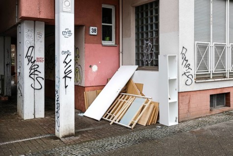 Bulky waste at a house, illegal waste disposal in the Berlin district of Wedding, 15.02.2024