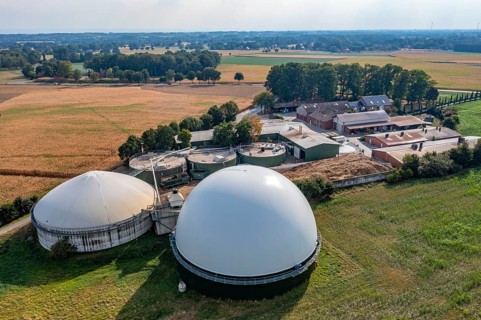 Biogas plant, gas storage, with dome, fermenter tanks for the fermentation process, use of solid