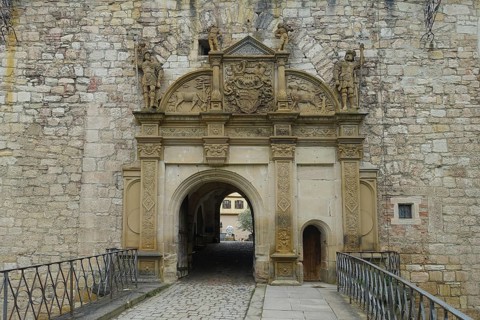 Portal, gate, round arch, bridge, cobblestones, stone figures, coat of arms, relief, decoration,
