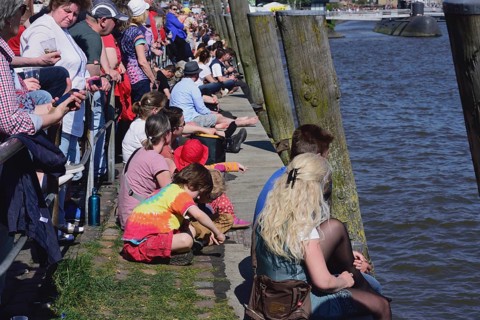 Europe, Germany, Hamburg, Elbe, Harbour Birthday, Spectators on the Elbe quay, Hamburg, Hamburg,