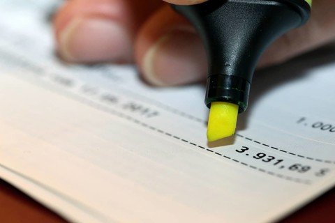 Symbolic image: Bank statement with negative account balance
