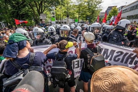 Riots in the run-up to the AFD party conference in Essen, demonstrators try to prevent AFD