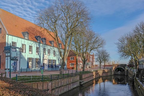 Hotel Hohes Haus am Alten Siel, seat of the rent office from 1696, Greetsiel, Krummhörn, East