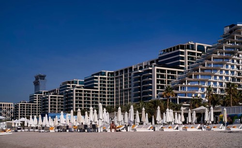Beach in front of Hotel Hilton Dubai Palm Jumeirah, behind Hotel The View At The Palm, Nakheel West