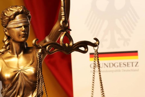 Close-up of a Justitia in front of the German constitution