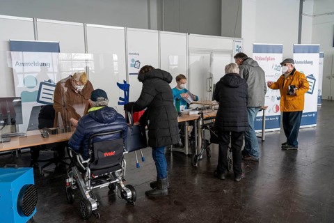 Start in the vaccination centre for corona vaccinations, in a hall of Messe Essen, for people over