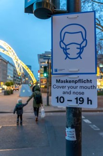 Düsseldorf, city centre, Königsallee, Kö, notice on the obligation to wear masks, centre, during
