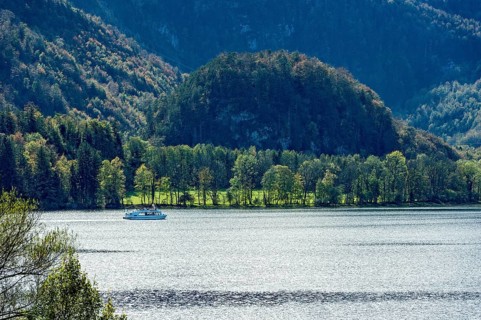 Lake Kochel with passenger ship Herzogstand, mountain Große Burg von Altjoch, Kochel am See,