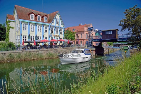 Europe, Germany, Mecklenburg-Western Pomerania, Plau am See, Lake Plau, Elde-Müritz waterway, lift