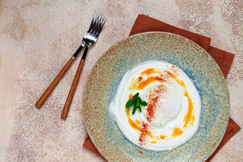 ?ilbir, traditional Turkish breakfast, Turkish eggs with yogurt and butter, homemade, no people