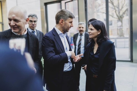 (R-L) Annalena Bärbock (Bündnis 90/Die Grünen), Federal Foreign Minister, and Thomas Hitzelsberger,