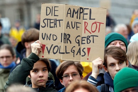 Fridays for Future demonstration at the Federal Ministry of Transport for compliance with climate