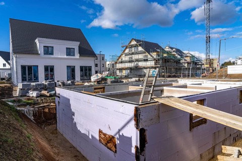 New-build neighbourhood, around 140 detached and semi-detached houses under construction in the