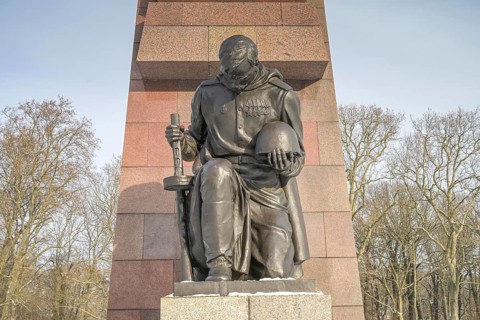 Centre portal, kneeling soldier with Kalschnikow rifle, Soviet memorial, winter, Treptower Park,