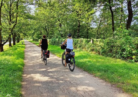 Two cyclists at the Haltern reservoir, Haltern am See, Ruhr area, North Rhine-Westphalia, Germany,