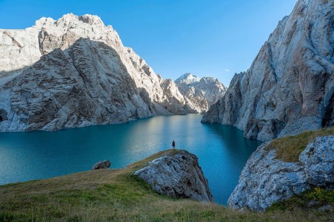 Hiker in front of Kol Suu Mountain Lake, Kol Suu Lake, Sary Beles Mountains, Naryn Province,
