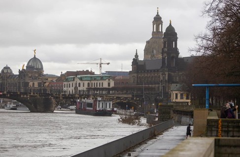 Rainy weather in Dresden's historic city centre. Due to the heavy rainfall, the river levels rise