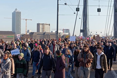 Demonstrators march across the Rheinknie Bridge, large demonstration against right-wing extremism